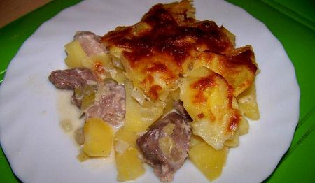 オーブンで肉を持つジャガイモ：おいしいものを作る方法？