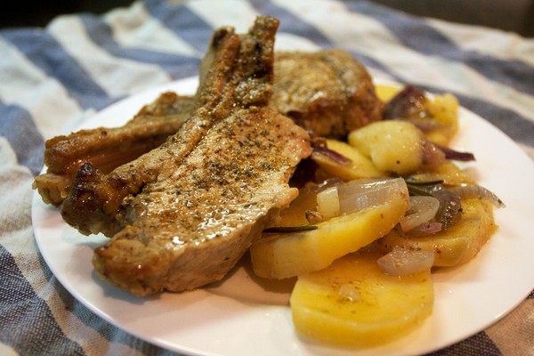 豚肉で煮込んだジャガイモ：最高のレシピ