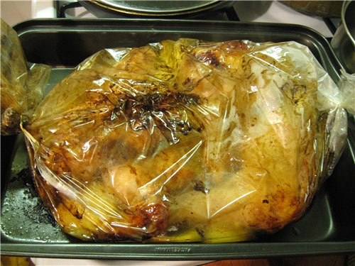 オーブンで鶏肉を袖に入れる 鶏の鶏肉