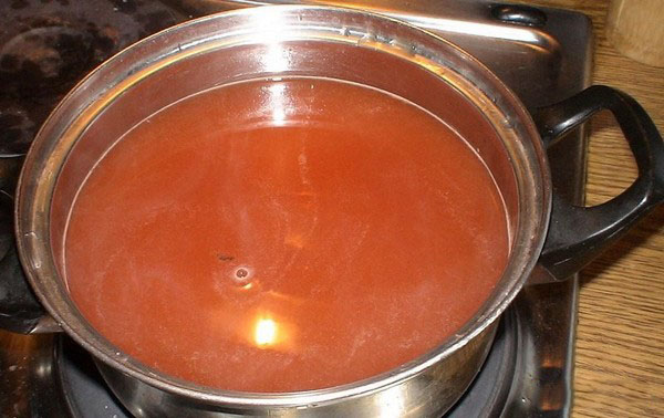 冬のケチャップのキュウリ - 缶詰の無菌化。ケチャップチリと冬のシャープでクリスピーなキュウリの収穫