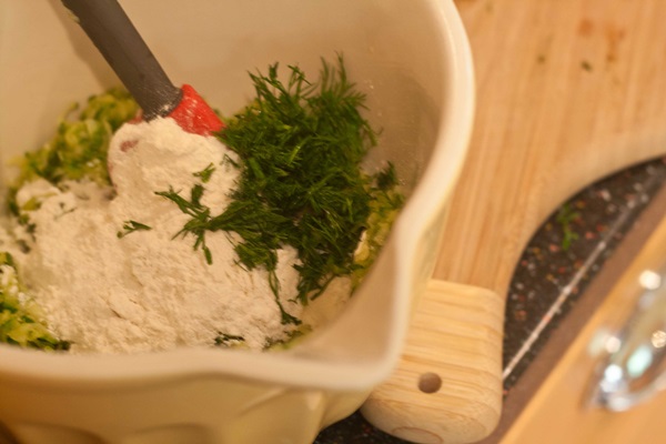 クイックレシピでcourgettesからのおいしいパンケーキ