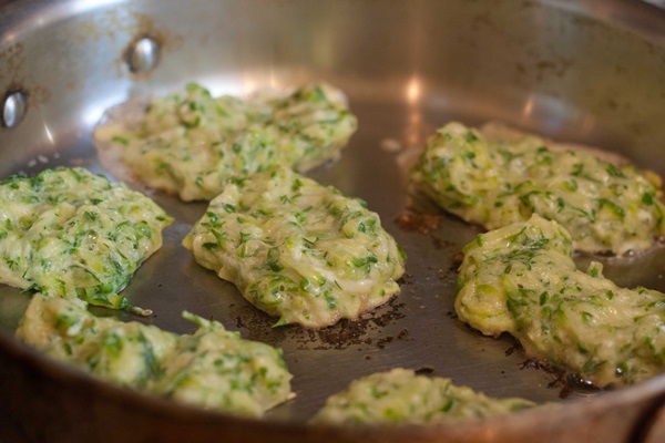 クイックレシピでcourgettesからのおいしいパンケーキ