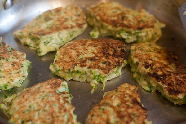 クイックレシピでcourgettesからのおいしいパンケーキ