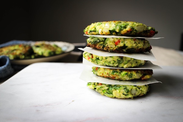 クイックレシピでcourgettesからのおいしいパンケーキ