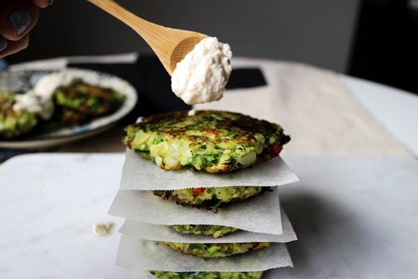 クイックレシピでcourgettesからのおいしいパンケーキ