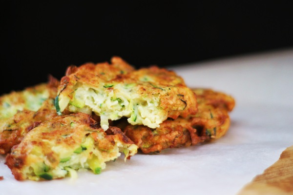クイックレシピでcourgettesからのおいしいパンケーキ