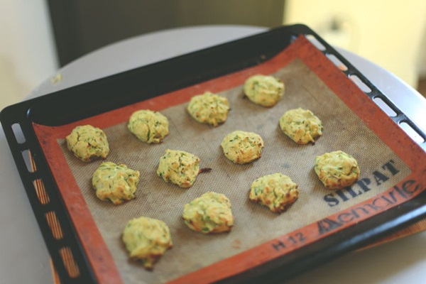 クイックレシピでcourgettesからのおいしいパンケーキ