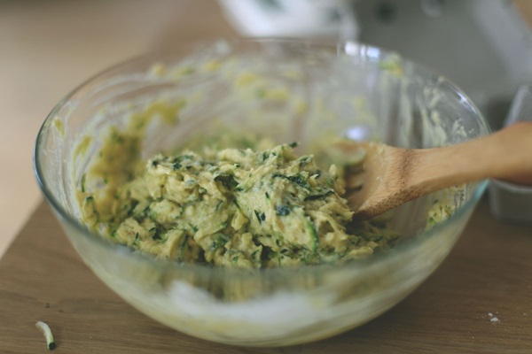 クイックレシピでcourgettesからのおいしいパンケーキ