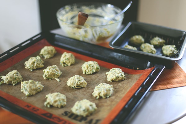 クイックレシピでcourgettesからのおいしいパンケーキ