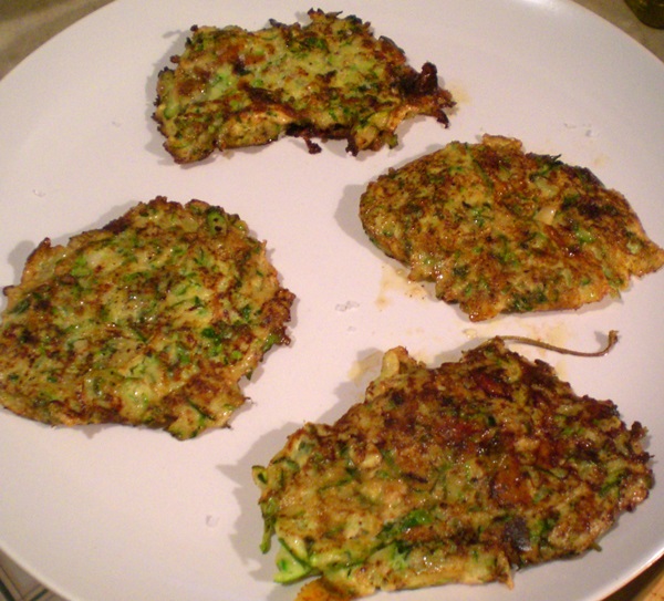 クイックレシピでcourgettesからのおいしいパンケーキ
