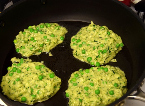 クイックレシピでcourgettesからのおいしいパンケーキ