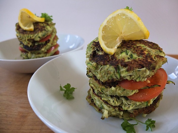 クイックレシピでcourgettesからのおいしいパンケーキ