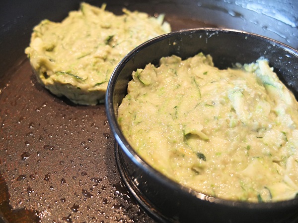 クイックレシピでcourgettesからのおいしいパンケーキ