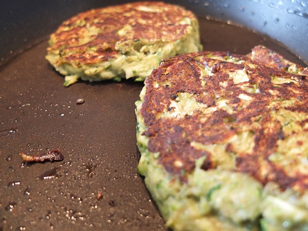 クイックレシピでcourgettesからのおいしいパンケーキ