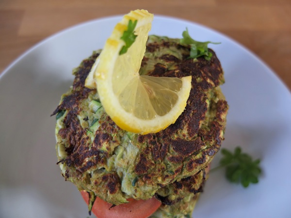 クイックレシピでcourgettesからのおいしいパンケーキ