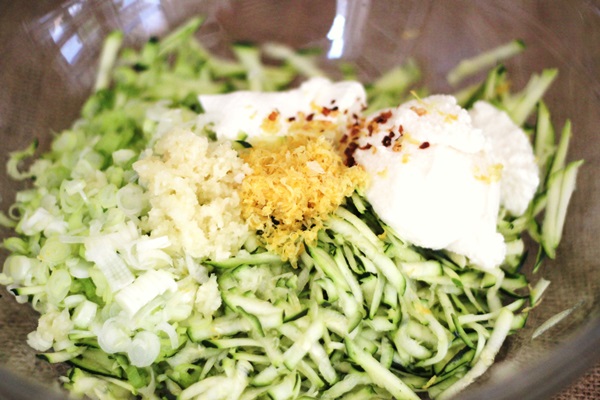 クイックレシピでcourgettesからのおいしいパンケーキ