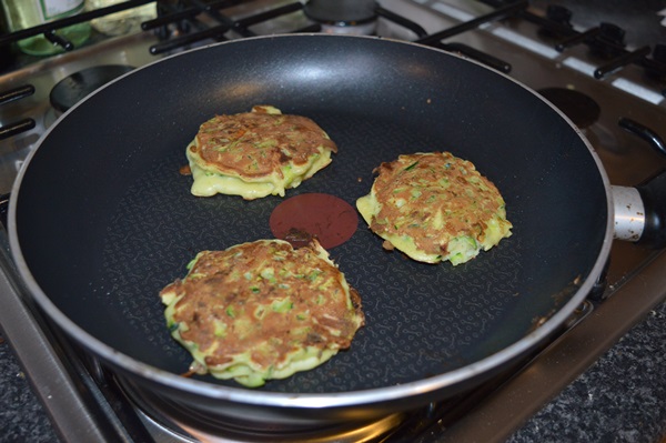 クイックレシピでcourgettesからのおいしいパンケーキ