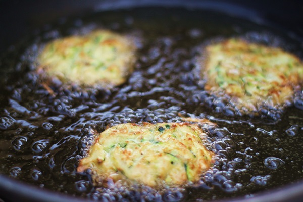 クイックレシピでcourgettesからのおいしいパンケーキ