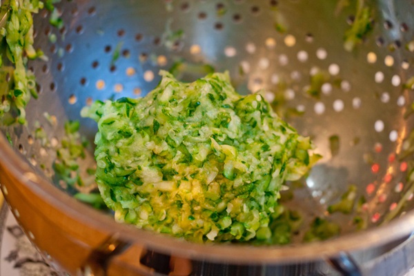 クイックレシピでcourgettesからのおいしいパンケーキ