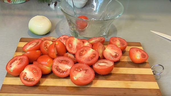 冬のゼラチンのトマト - タマネギとレシピ、滅菌なし。冬のためのゼラチンの収穫トマト