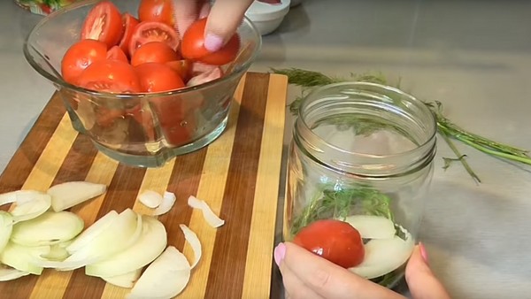 冬のゼラチンのトマト - タマネギとレシピ、滅菌なし。冬のためのゼラチンの収穫トマト
