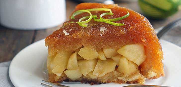 クッキーを持つ絶妙なリンゴシャーロットのレシピSavoyardi