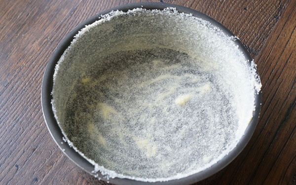 クッキーを持つ絶妙なリンゴシャーロットのレシピSavoyardi