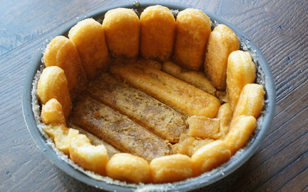 クッキーを持つ絶妙なリンゴシャーロットのレシピSavoyardi