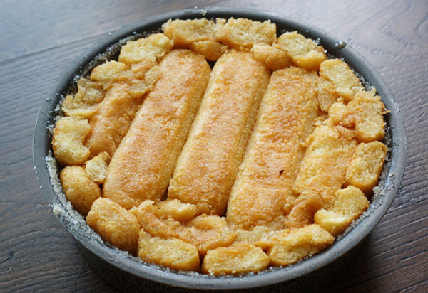 クッキーを持つ絶妙なリンゴシャーロットのレシピSavoyardi