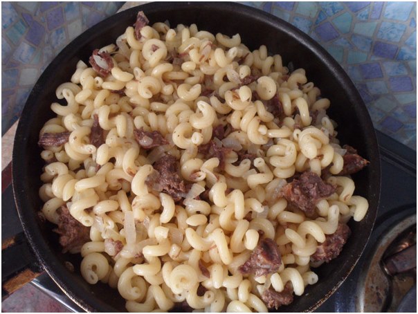 私たちはパスタを調理する
