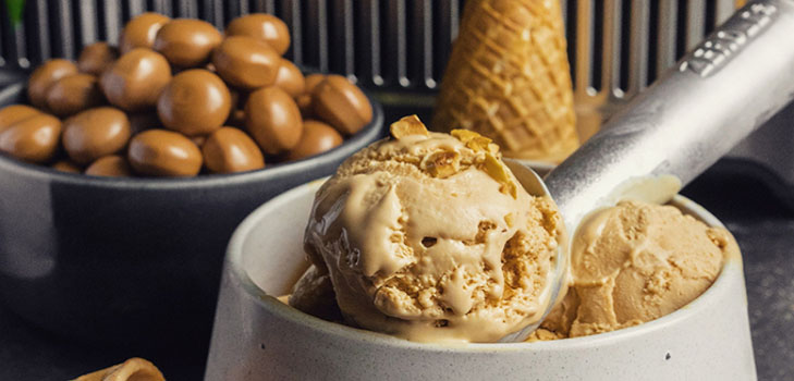 カラメルと一緒においしい自家製アイスクリームのレシピ
