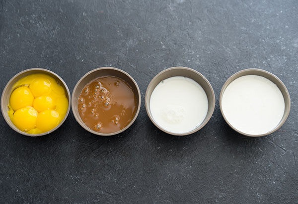 カラメルと一緒においしい自家製アイスクリームのレシピ