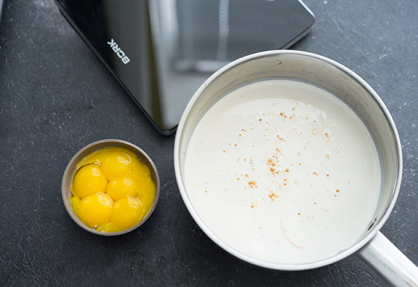 カラメルと一緒においしい自家製アイスクリームのレシピ