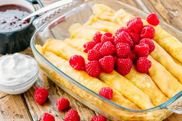 パンケーキデー2017のパンケーキのオリジナルレシピ：写真と一緒に段階的に：ミルク、ケフィア、酵母、すべての味のための充填物