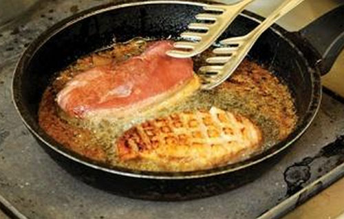 肉を揚げる