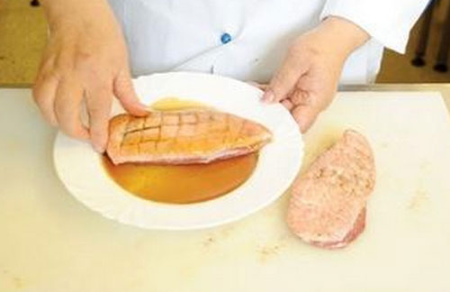  私たちは少量の砂糖シロップに肉を落とします。 