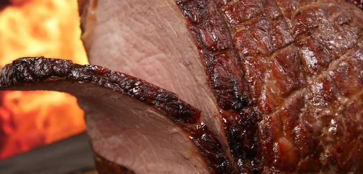 オーブンの豚肉：多目的な料理