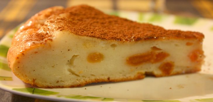 マルチバルクでコテージチーズケーキを作るおいしいレシピは、家族全員のために優れたデザートです。