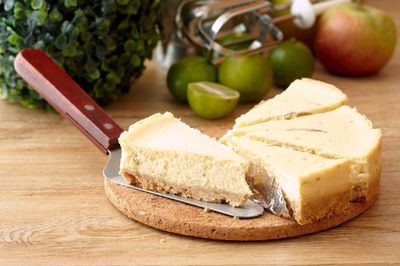 マルチバルクでコテージチーズケーキを作るおいしいレシピは、家族全員のために優れたデザートです。