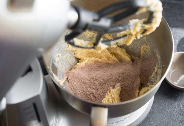 おいしいレシピ：スパイス入りの大きなチョコレートクッキー