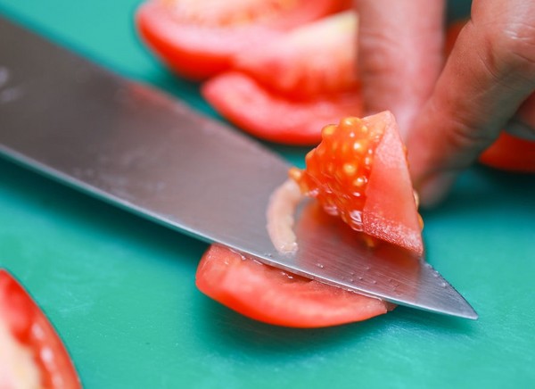 日焼けしたトマト、家庭でのレシピ。冬の野菜乾燥機、オーブンで太陽乾燥トマトを作る方法