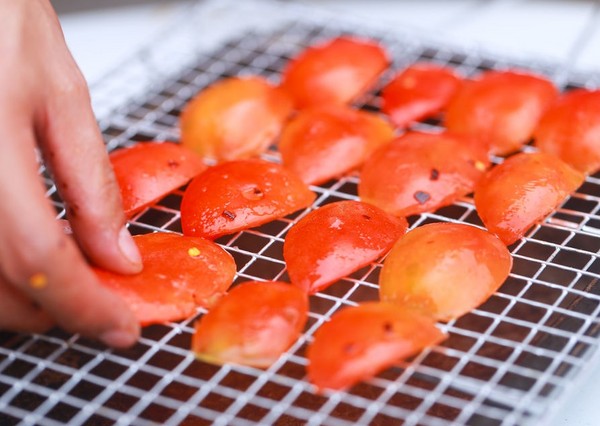 日焼けしたトマト、家庭でのレシピ。冬の野菜乾燥機、オーブンで太陽乾燥トマトを作る方法