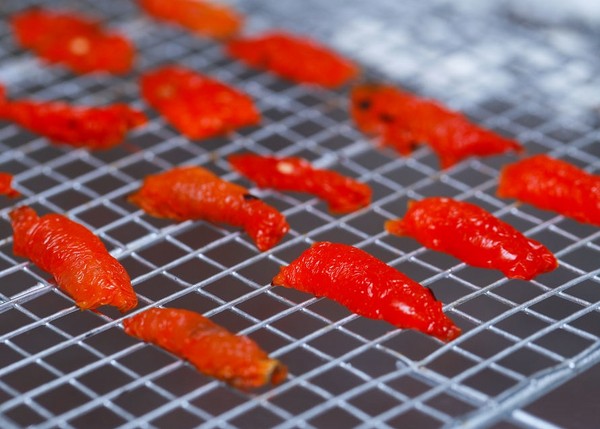 日焼けしたトマト、家庭でのレシピ。冬の野菜乾燥機、オーブンで太陽乾燥トマトを作る方法