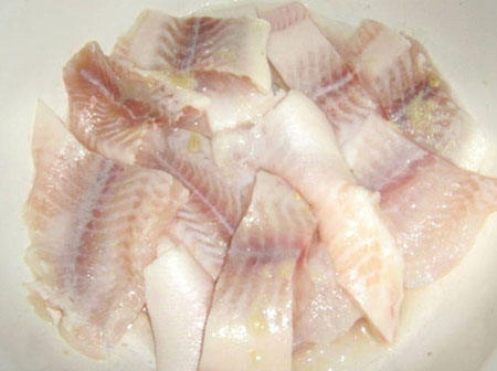 オーブンで柔らかいソースの下で焼いた魚
