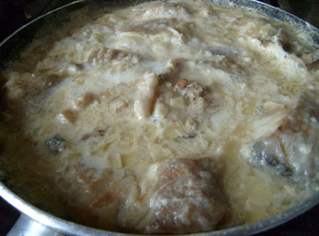 オーブンで柔らかいソースの下で焼いた魚