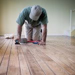 木製の床を平らにする方法 木製の床を平らにする方法