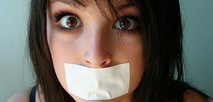私たちは自分自身で口からのにおいを取り除きます