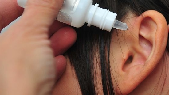 家で耳炎を治療する方法は？