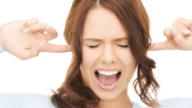 家で耳炎を治療する方法は？