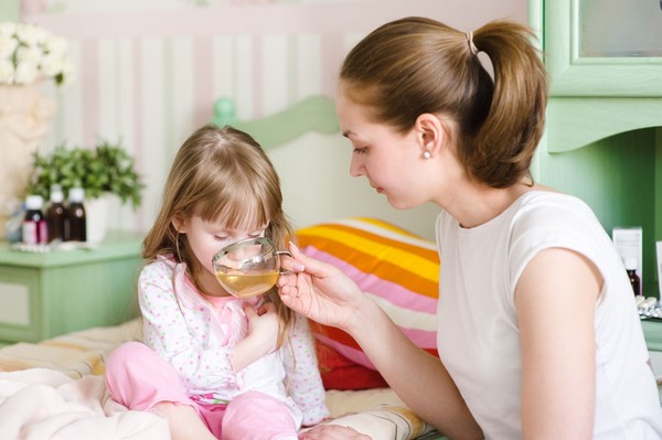 大人と子供の咳を和らげる方法：自宅での治療
